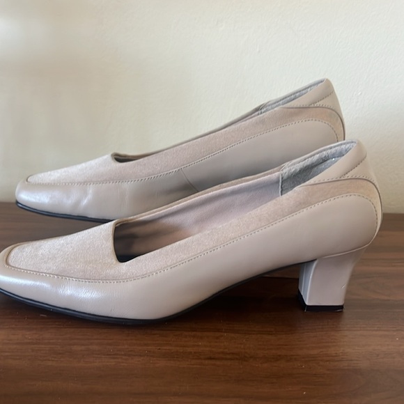 Naturalizer Women's Tan Heels - Picture 2 of 6